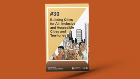 Portada de la Nota de Aprendizaje entre Iguales 30, con el título "Construir ciudades para Al: ciudades y territorios inclusivos y accesibles" con un dibujo que representa a personas de diferentes razas, discapacidades, edades y géneros. Detrás de las personas, unos grandes edificios se unen para formar el paisaje urbano.